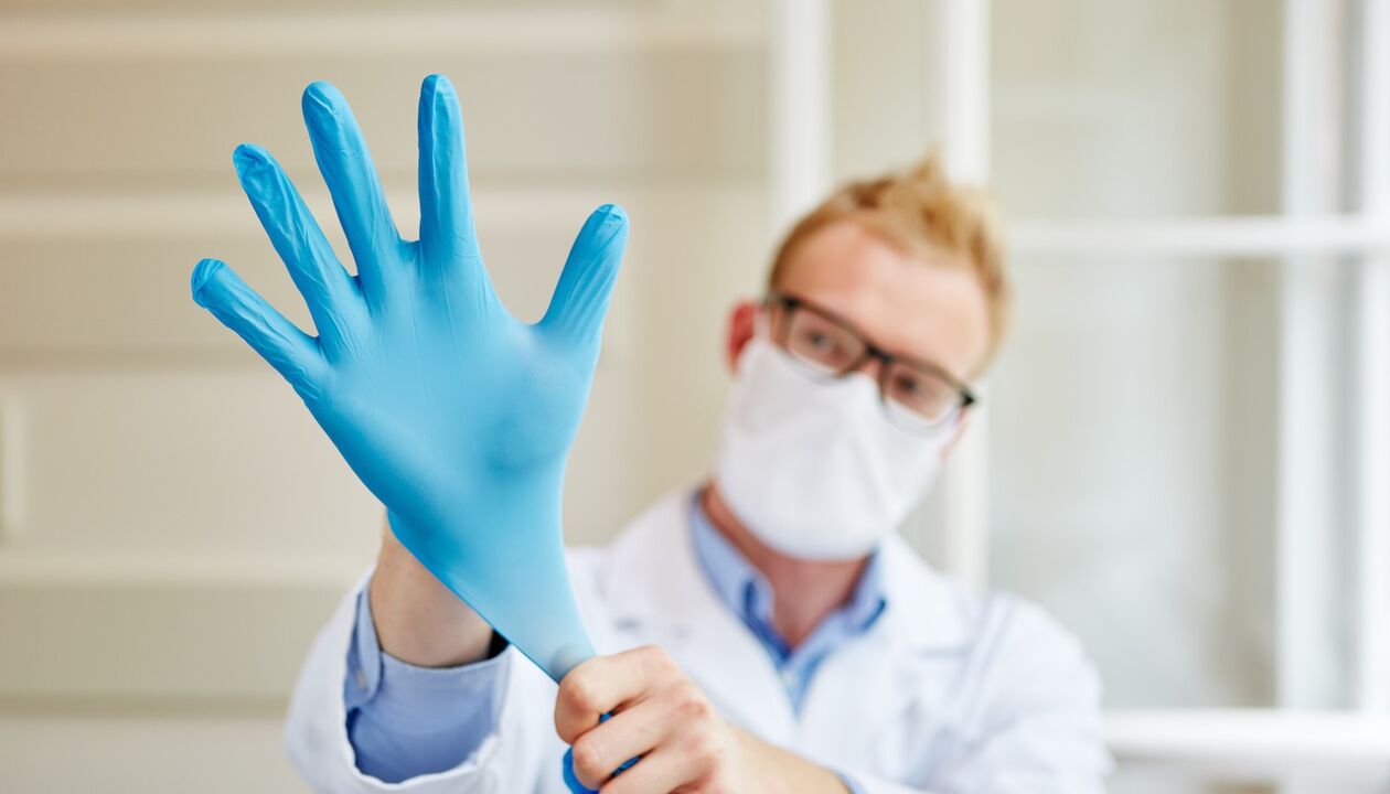 medicul isi pune o manusa pentru masaj pentru a preveni prostatita